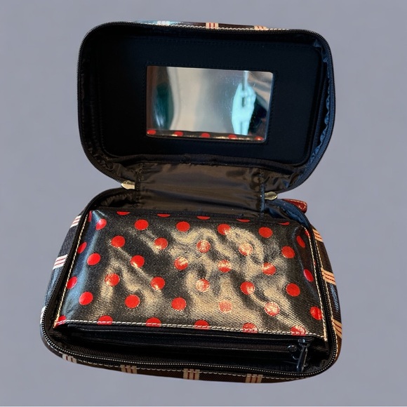 Tommy Hilfiger Blue Toiletry Bag with Striped Design and Zipper Closure - Picture 4 of 4